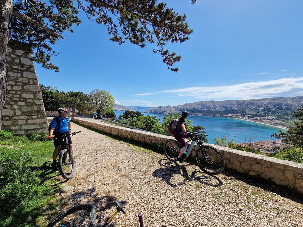 2 Mountainbiker über Baska