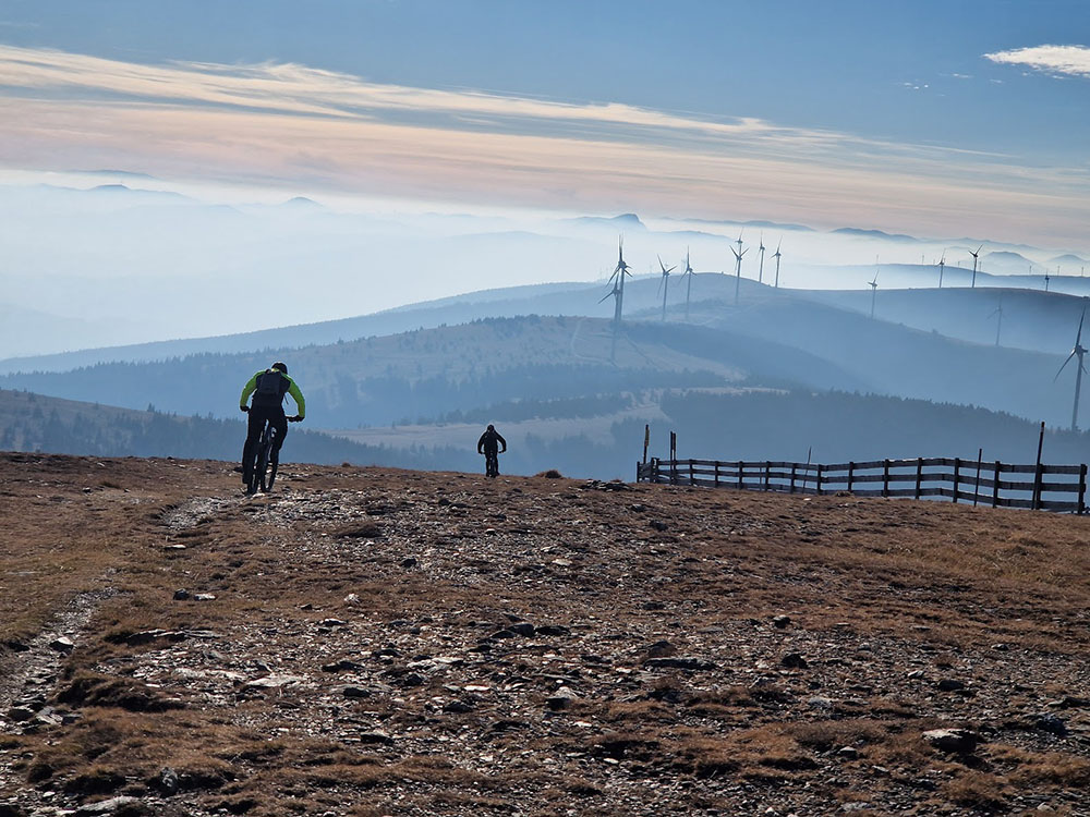 2 mountainbiker am grat spaetherbst