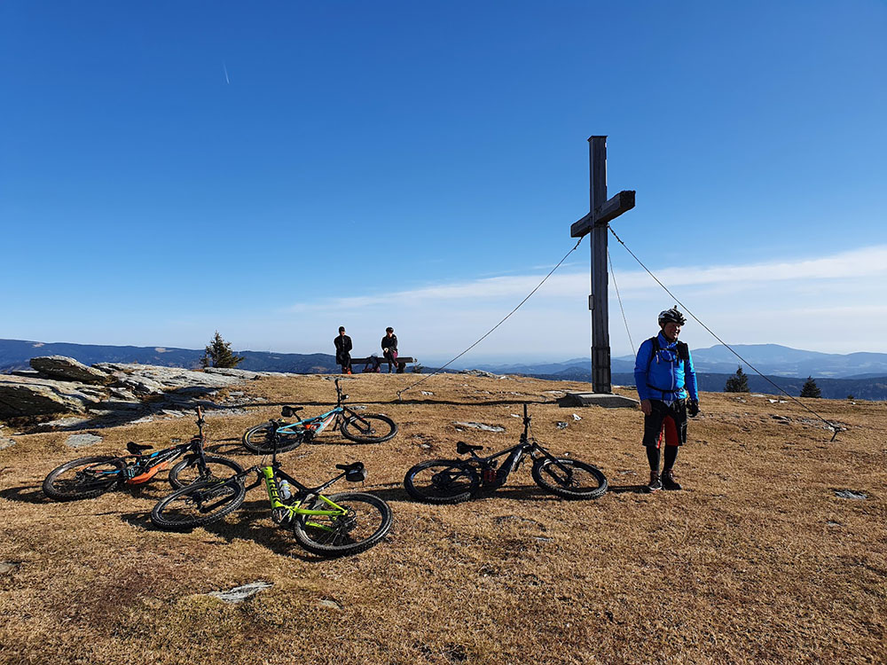 Gipfelkreuz-4-mountainbikes-im-herbst