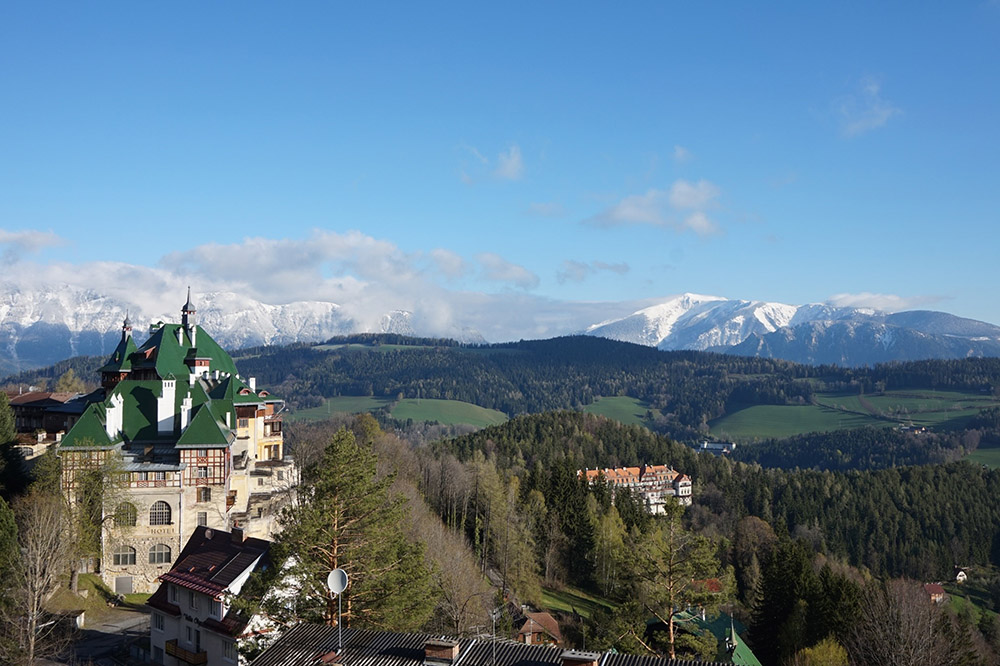 Suedbahnhotel Semmering und Kurhaus Semmering im Hintergrund Schneeberg im Frühjahr