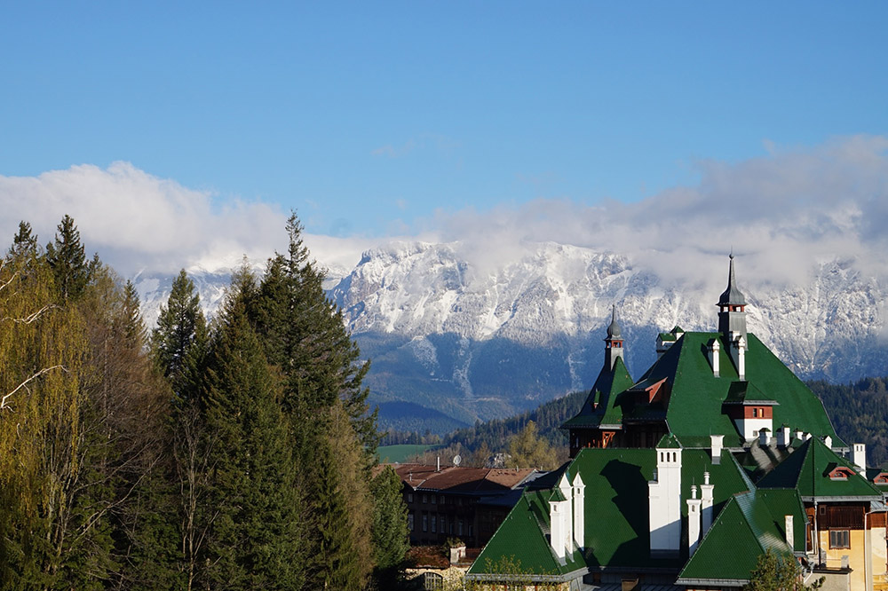 Suedbahnhotel Semmering mit Rax verschneit im Hintergrund