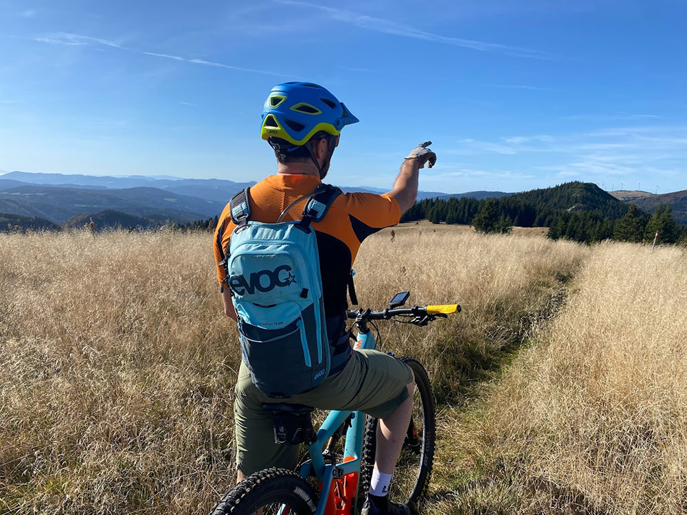 MTB Guide zeigt auf Berg