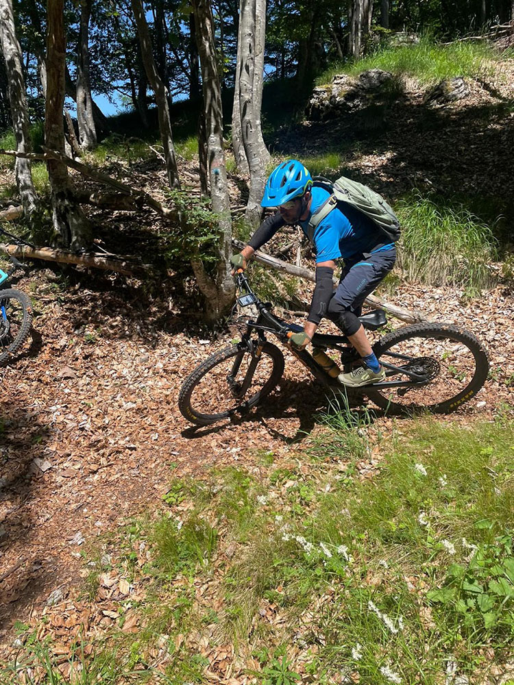 mountainbiker in Spitzkehre Kuven Technik