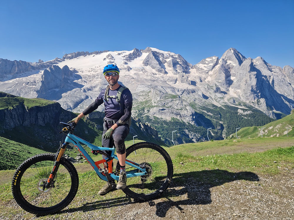 Mountainbiker mit Marmolada im Hintergrund
