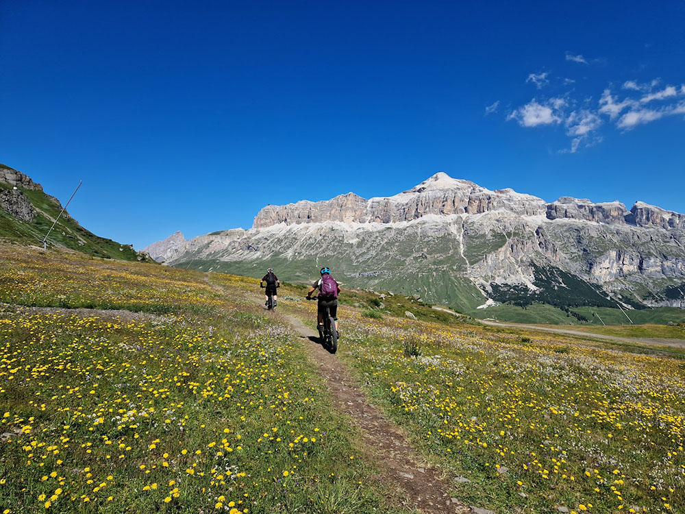 2 Mountainbiker vor dem Sella Stock von Arabba Richtung Pass Pordoi