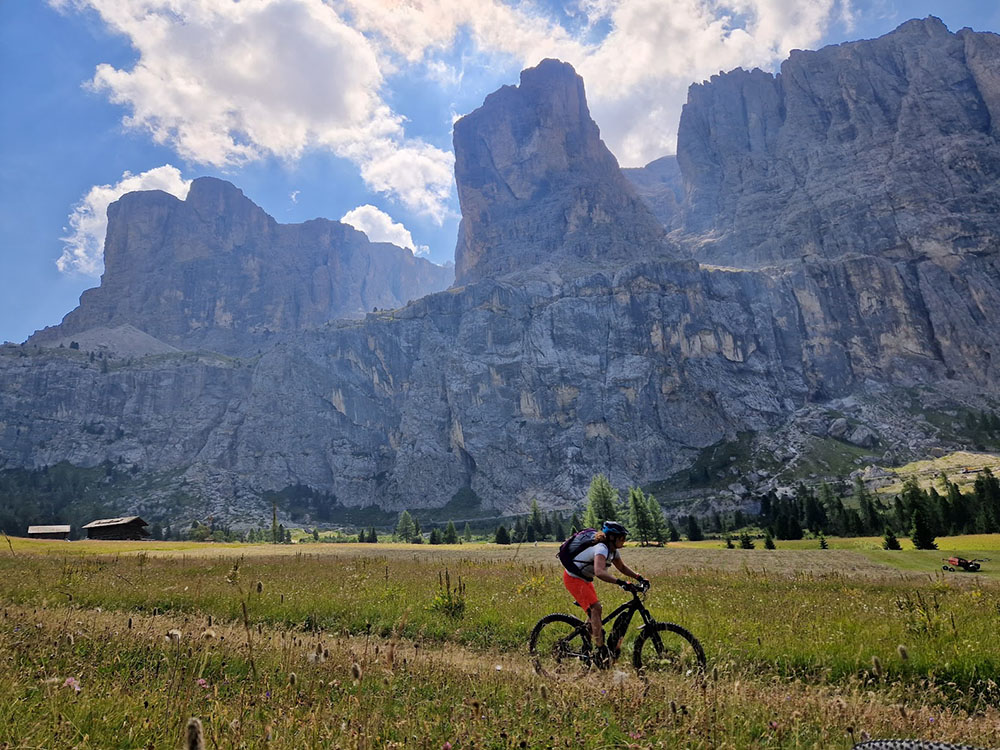 Mountainbiker vor Grödner Joch