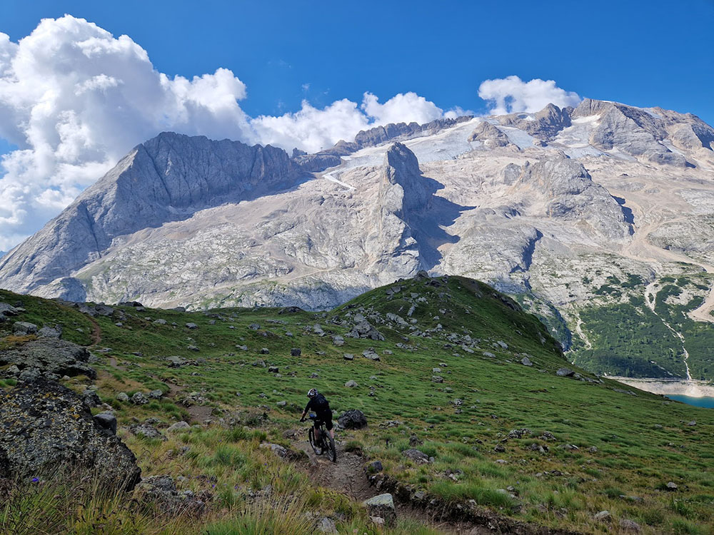 Mountainbiker vor Marmolada