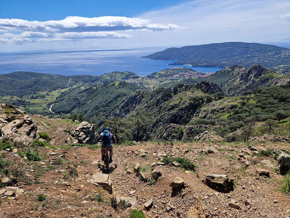 Mountainbiker Trail Blick Richtung Meer und Porto Azzuro
