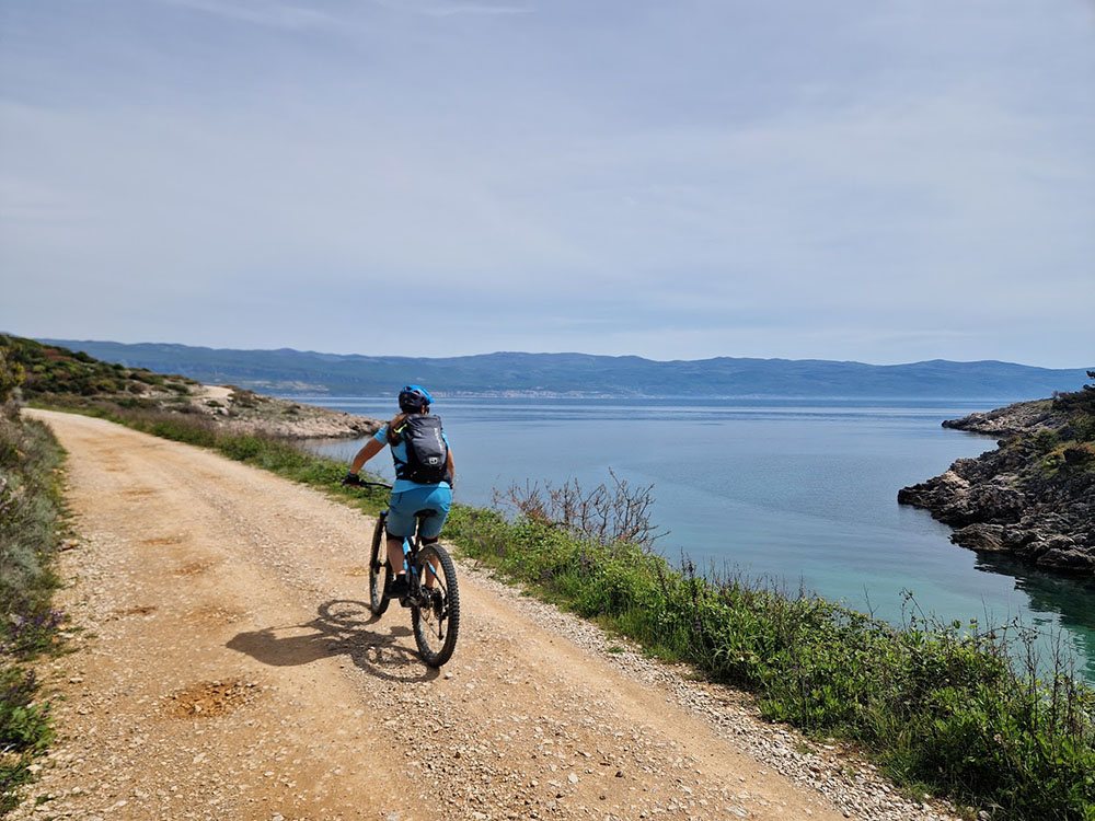 Mountainbiker auf Forststrasse in Krk mit Meerblick