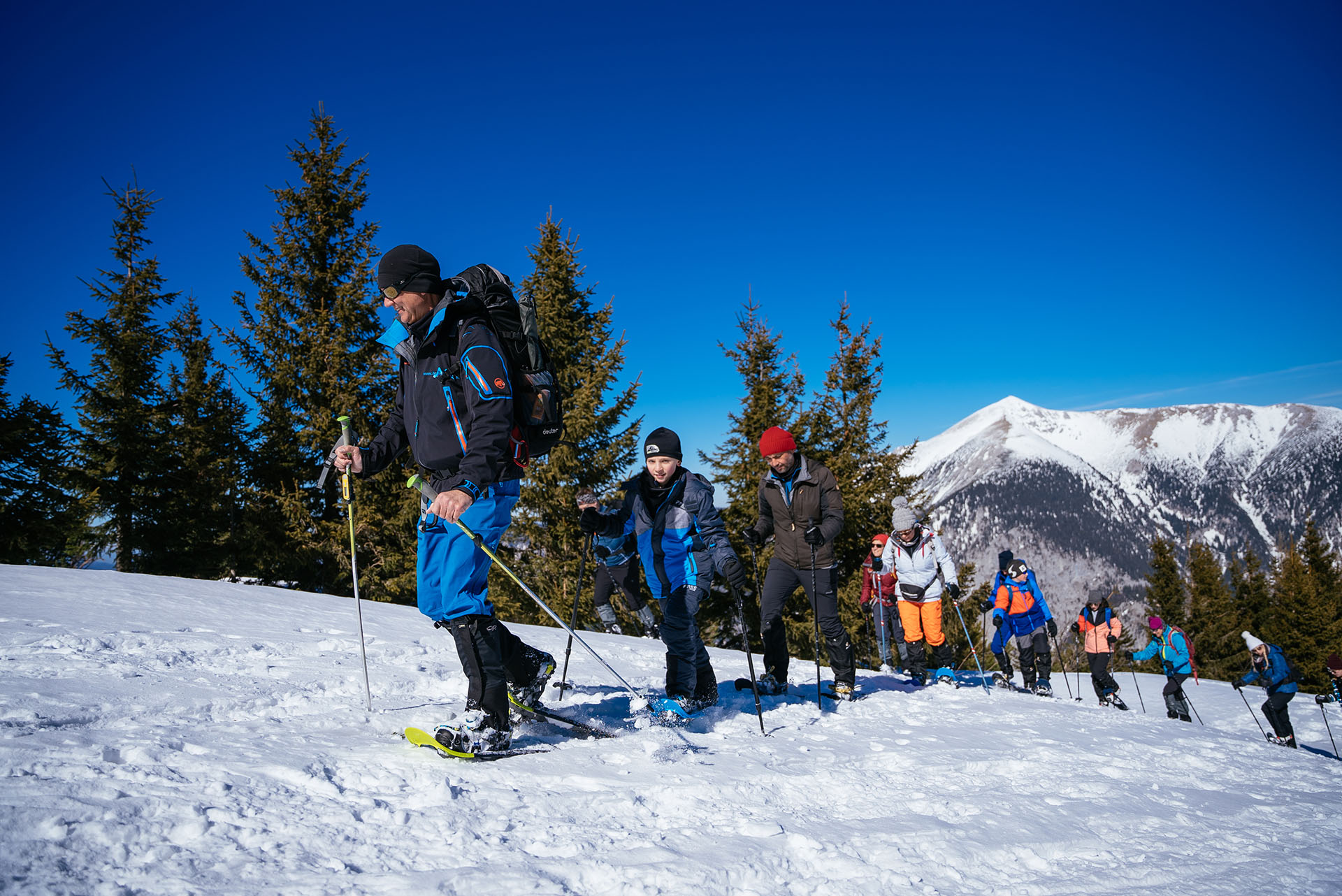 Schneeschuhwanderer mit Wanderführer Rax mit Blick auf Schneeberg