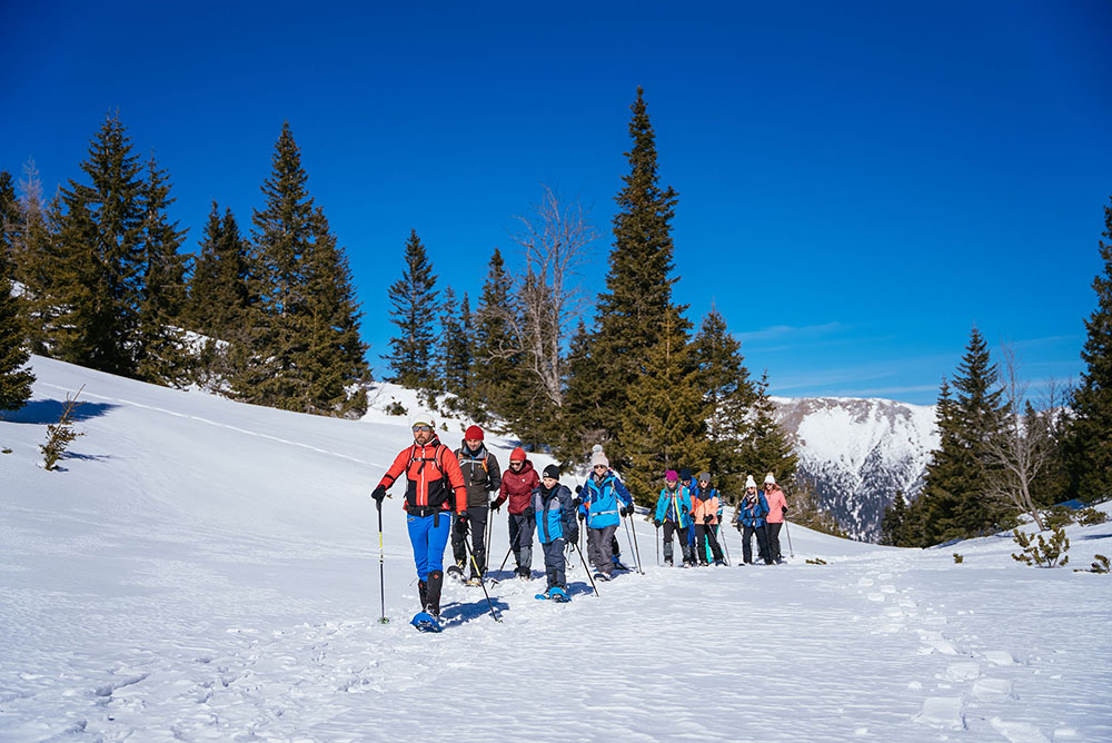 Gruppe Schneeschuhwanderer am Raxplateau