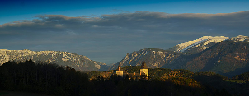 blick-ins-höllental-über-schloss-wartenstein-rechts-schneberg-links-rax