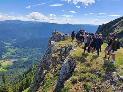 Gruppen 20 Personen blickt richtung tal
