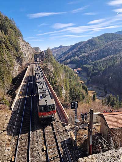 zug-am-klauselkrauselviadukt