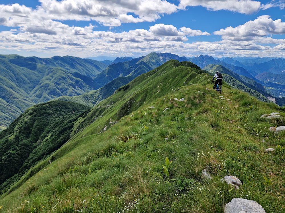 Mountainbiker am Trail viele Berge